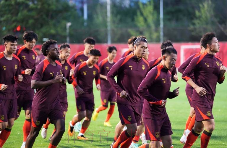 集结广州备战叙利亚 闷热环境下国足迎首训